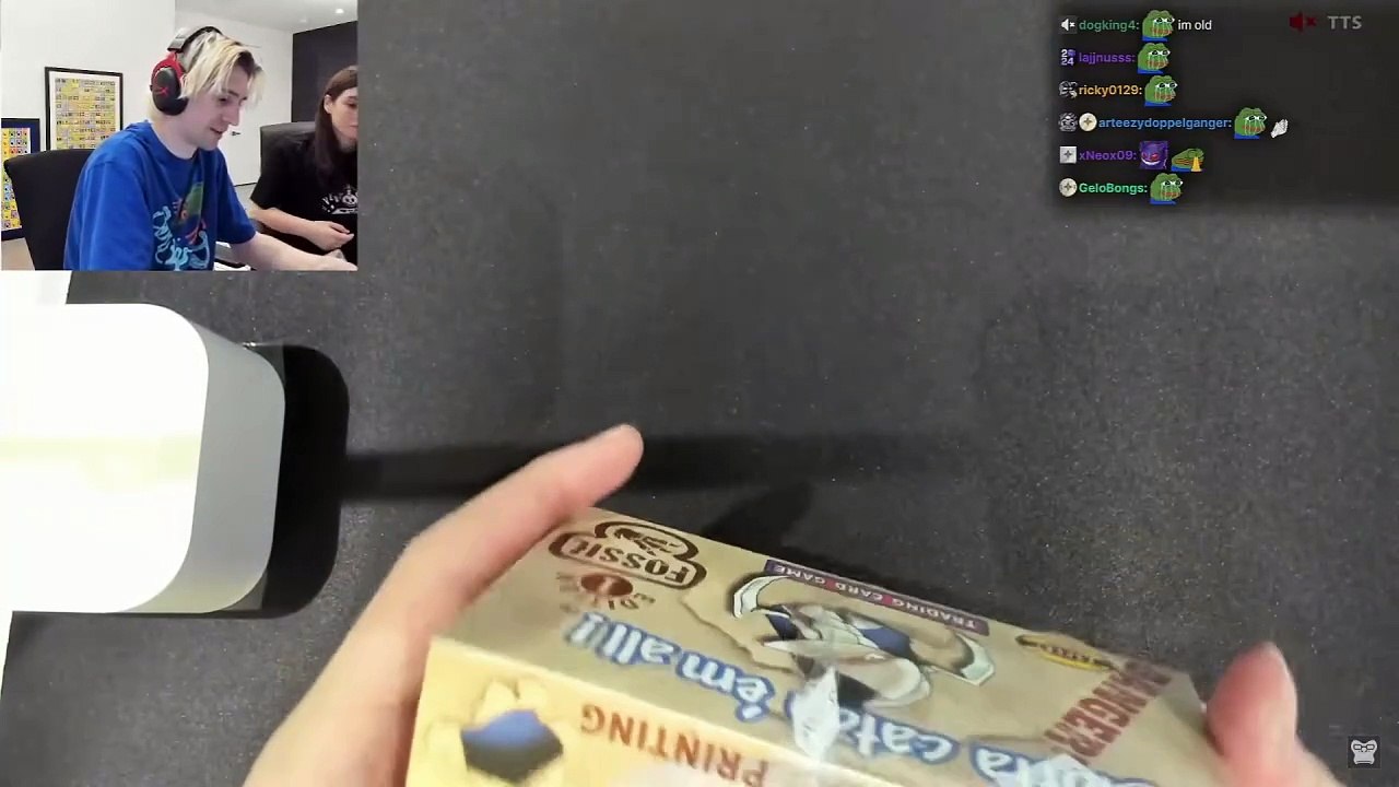 xQc abre una caja de primera generación de Pokémon TCG