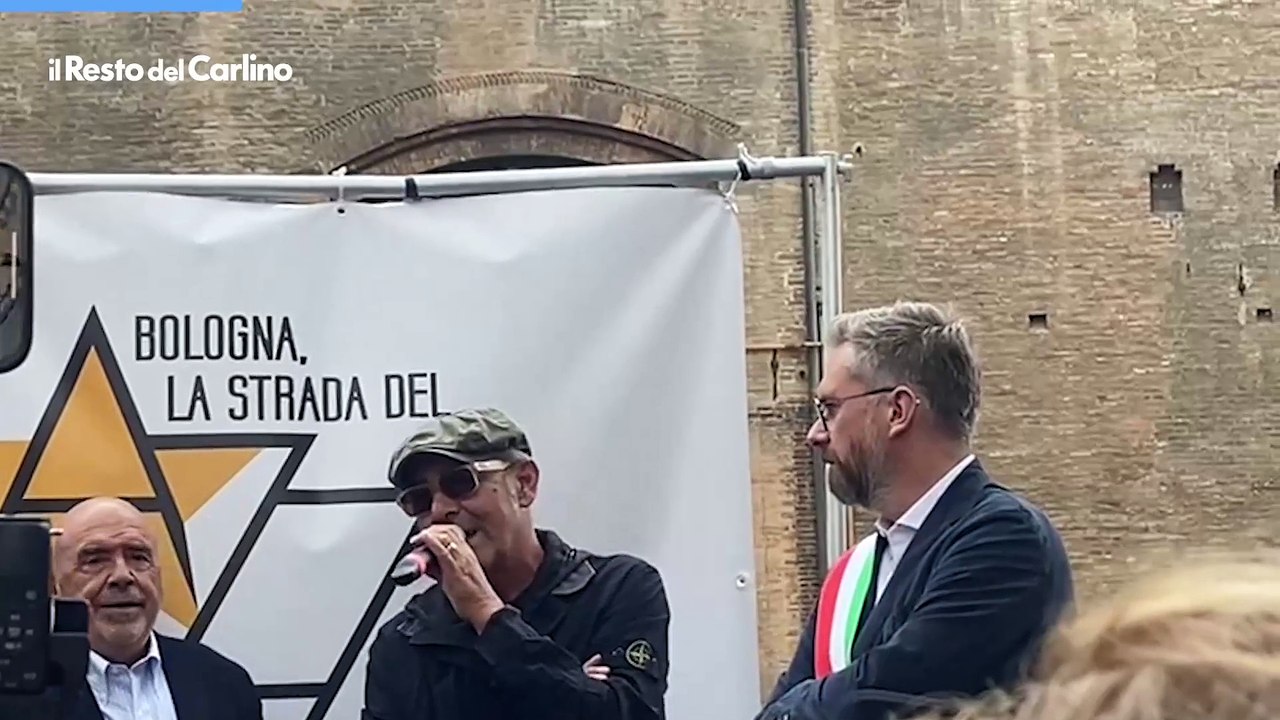 Video: Luca Carboni in centro a Bologna