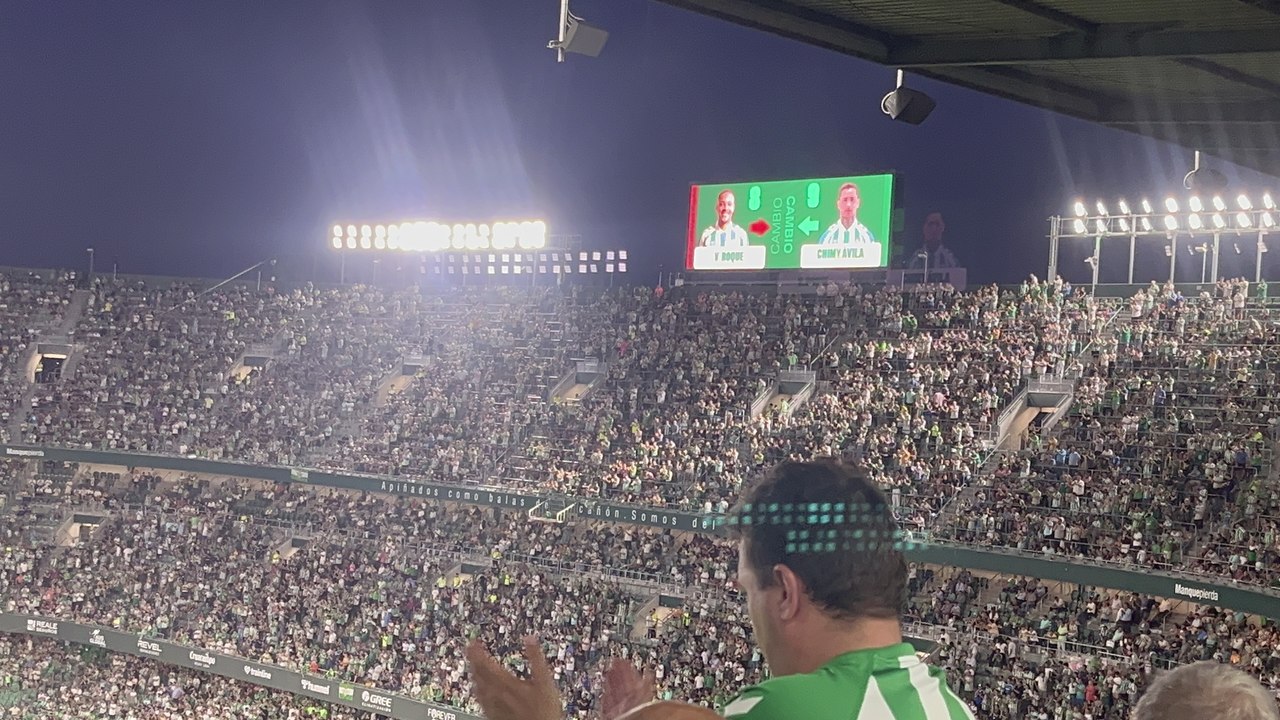 El Villamarín despide en pie a Vítor Roque