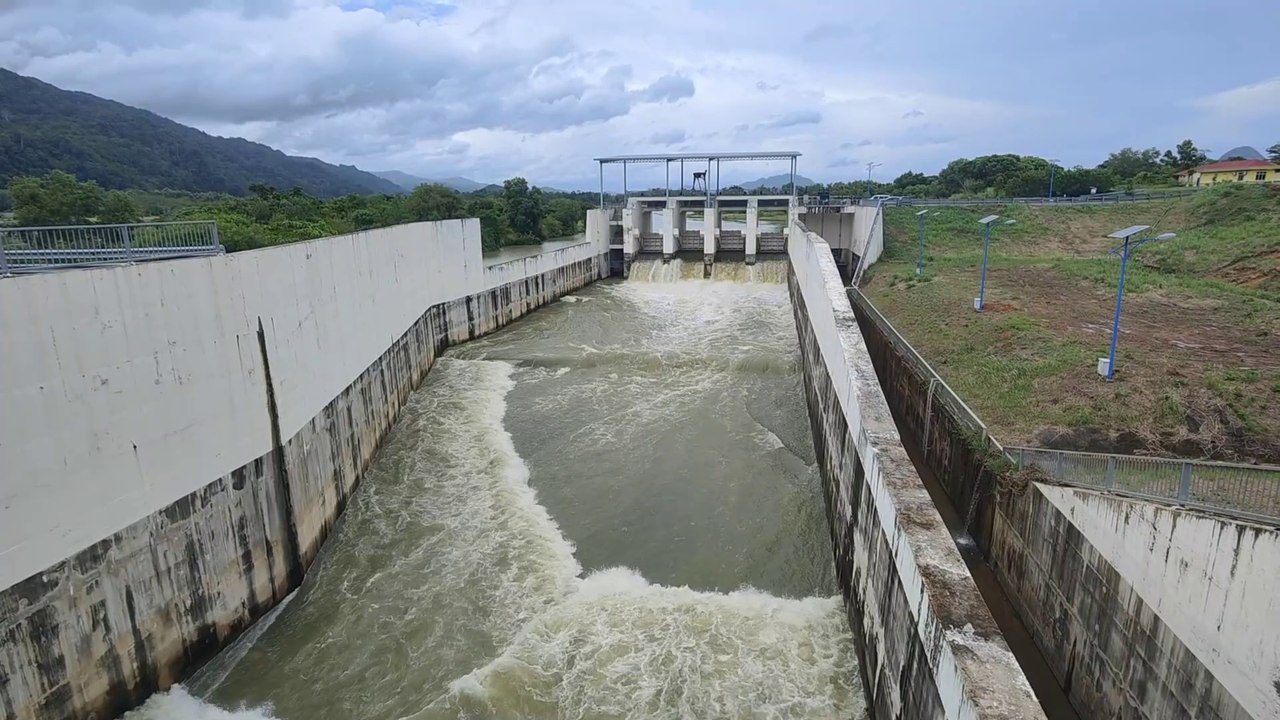 不经玻河而是绕道流大海  玻水坝排水减缓闪电水灾