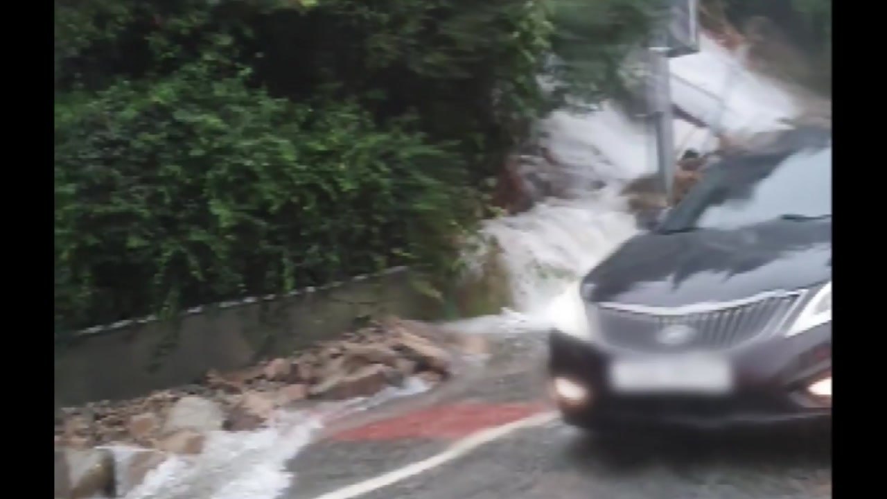 도로로 빗물 '콸콸'..."폭포수 방불케 해" / YTN