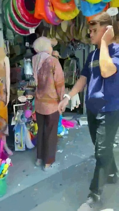 捡手机 误踩油门 男司机轿车撞入店