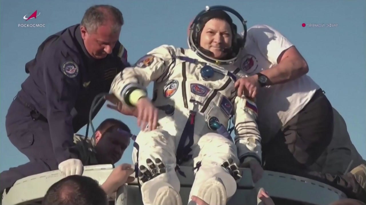 우주비행사 3명 태운 소유즈 우주선 지구로 귀환 / YTN