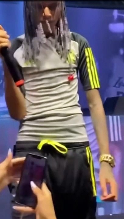 Oruam cospe em homem durante show e se justifica