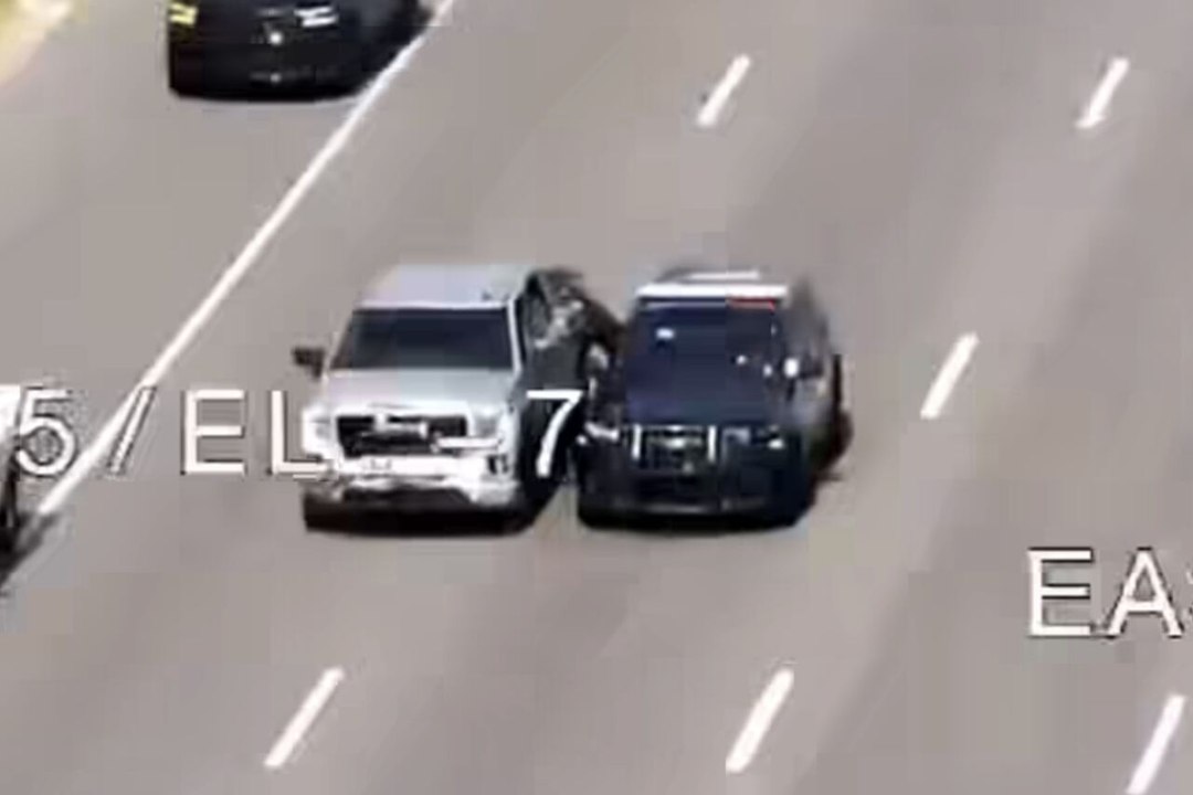 緊迫した映像が、動いている車から飛び降りて運転手を救った警官の瞬間を捉える