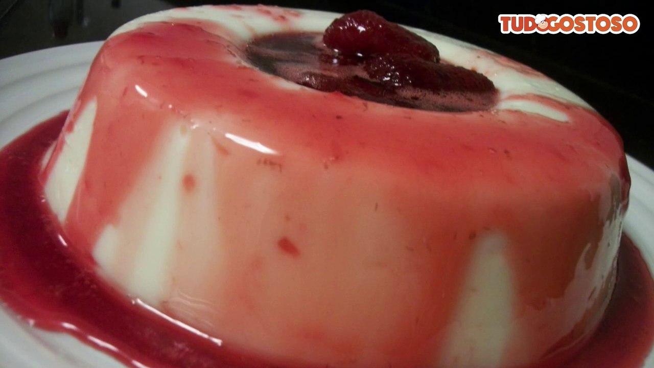 Manjar com calda de morango