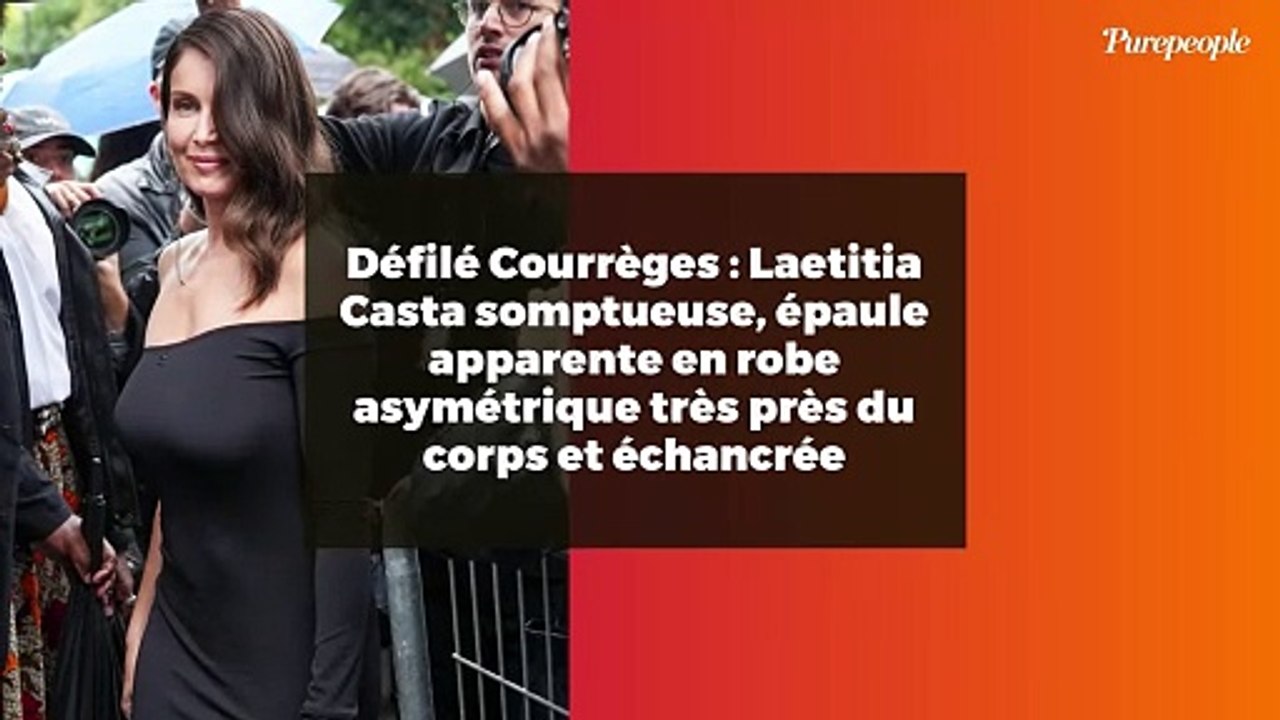 Défilé Courrèges : Laetitia Casta somptueuse, épaule apparente en robe asymétrique très près du corps et échancrée