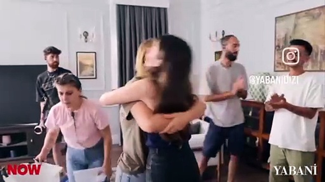 لحظة توديع سيماي بارلاس فريق عمل مسلسل المتوحش بعد انتهاء دورها حسب القصة.