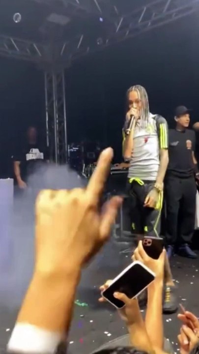 Oruam cospe em fã durante show