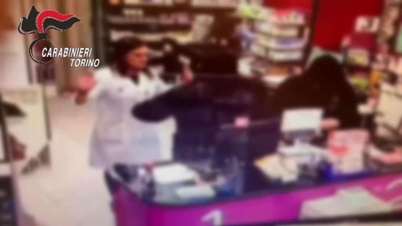 Rapinano due farmacie nel Torinese: arrestato 56enne tradito dai tatuaggi