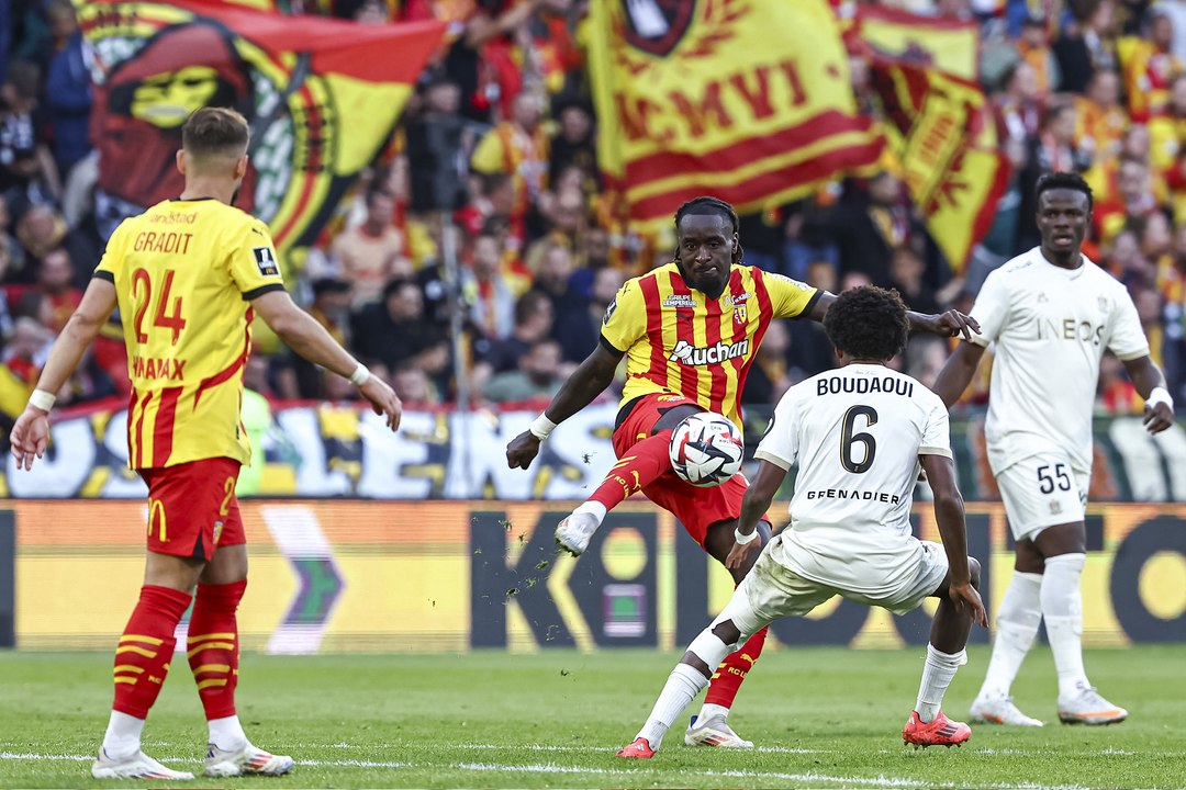 لونس يتعثر على أرضه أمام نيس