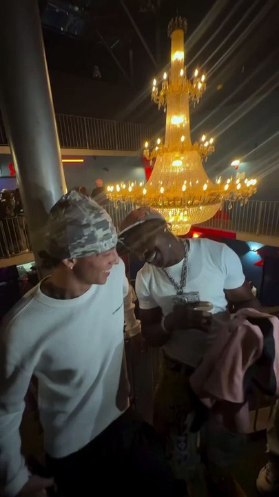 PSG : Achraf Hakimi fait une surprise au chanteur nigérian Asake (VIDEO)