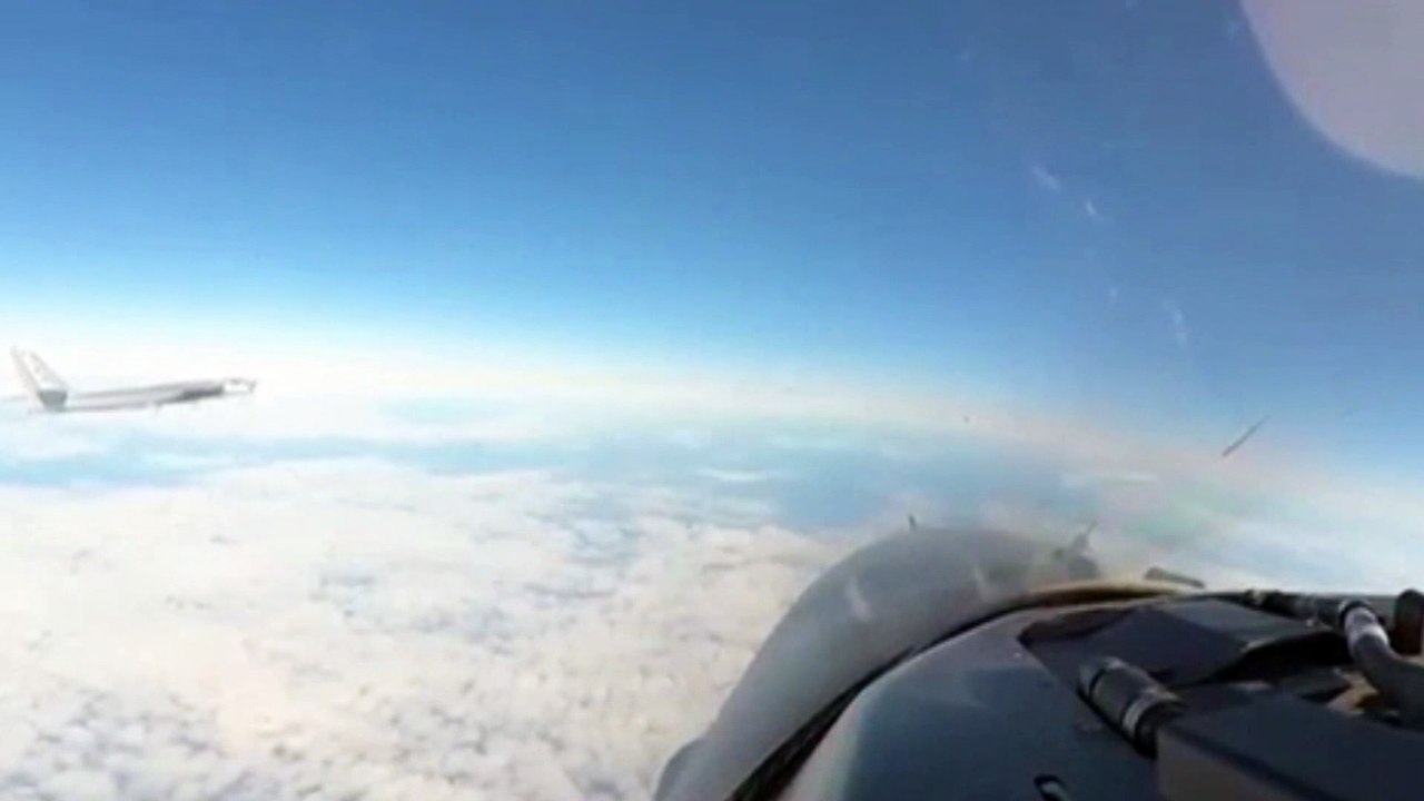 Jato russo quase causa acidente ao ser interceptado por caças americanos