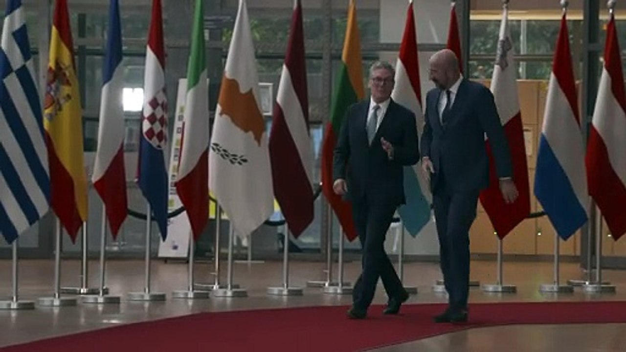 Starmer arrives in Brussels