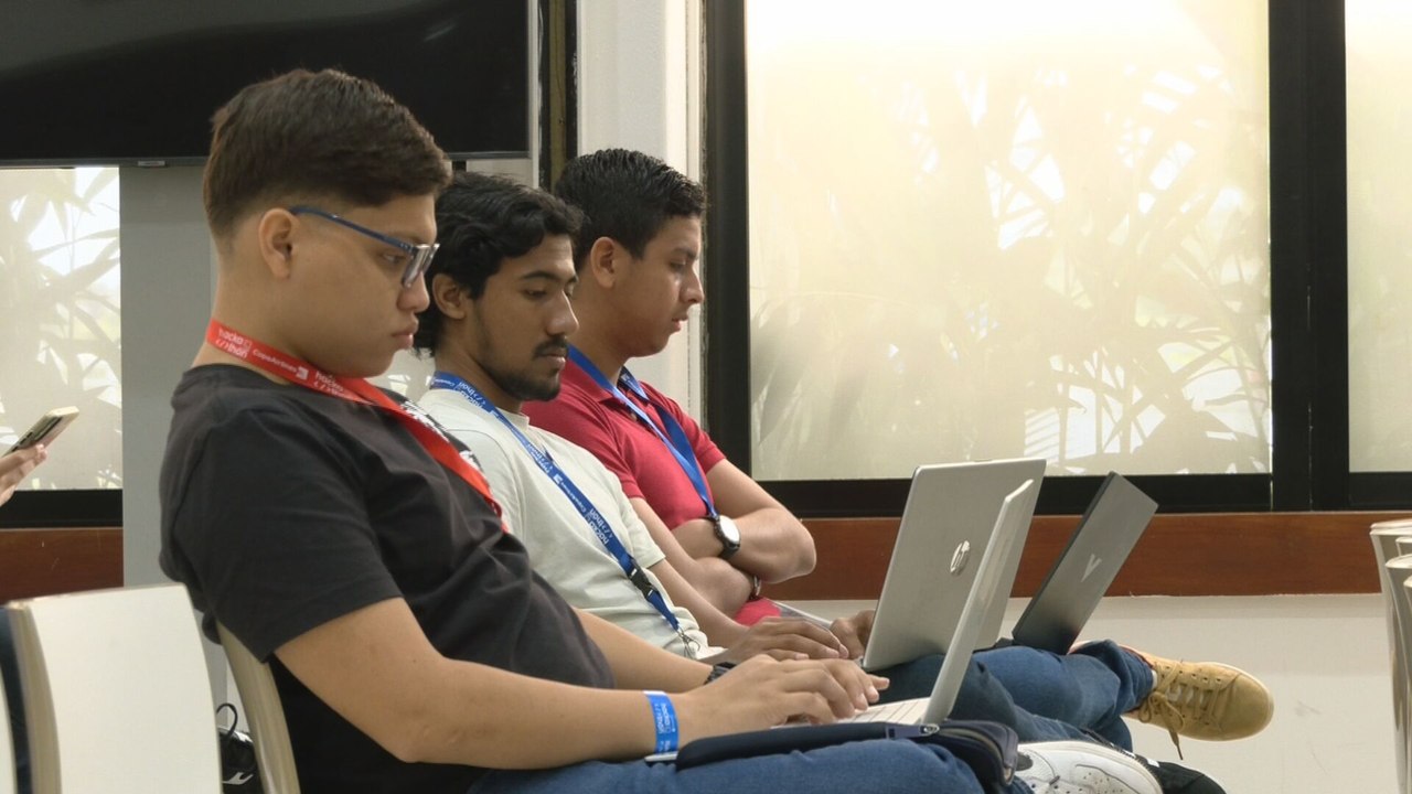 Jóvenes universitarios compiten en un Hackathon