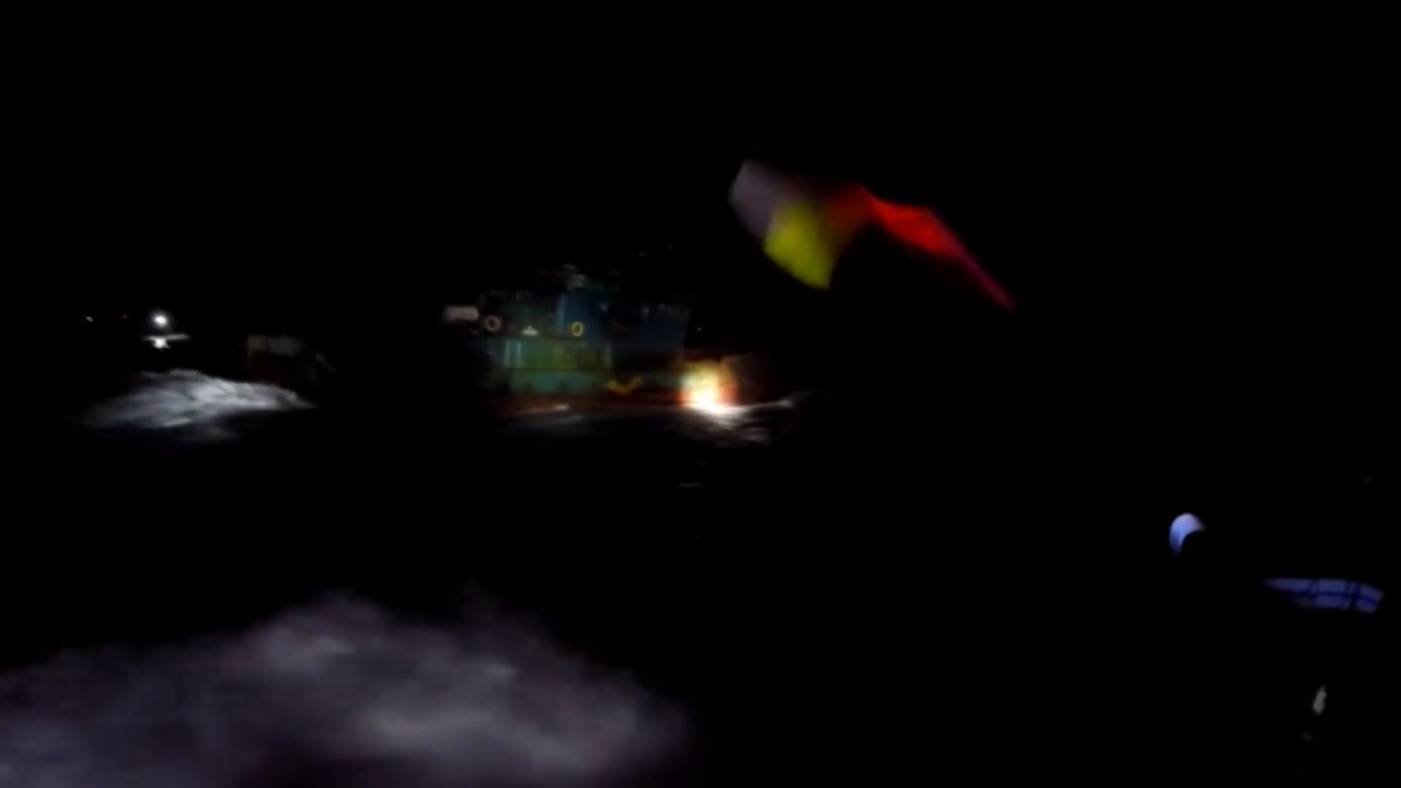 방해물에 지그재그 도주...불법조업 중국어선 나포 / YTN