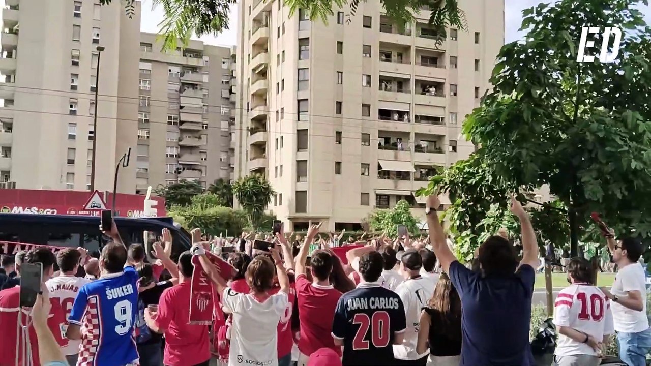 Llegada de los aficionados del Betis al Ramón Sánchez Pizjuán