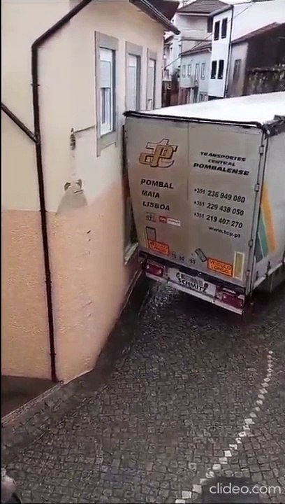 Camionista teimoso fez estragos ao passar numa rua estreita em S-07
