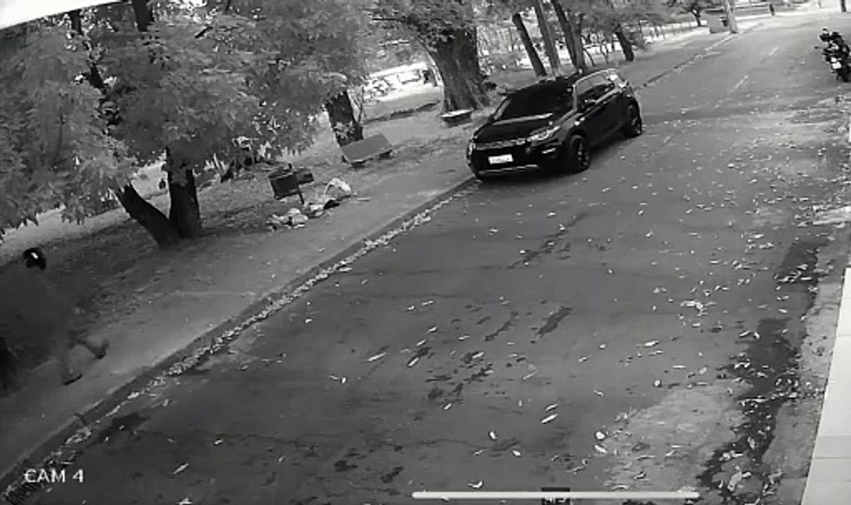 Câmeras de segurança registram furto de motocicleta no Cruzeiro