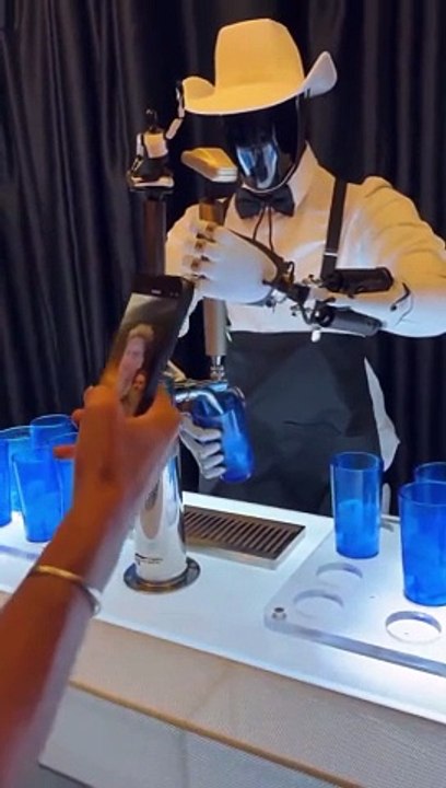 Elon Musk dévoile ces robots Optimus qui dansent, servent des boissons (VIDEO)