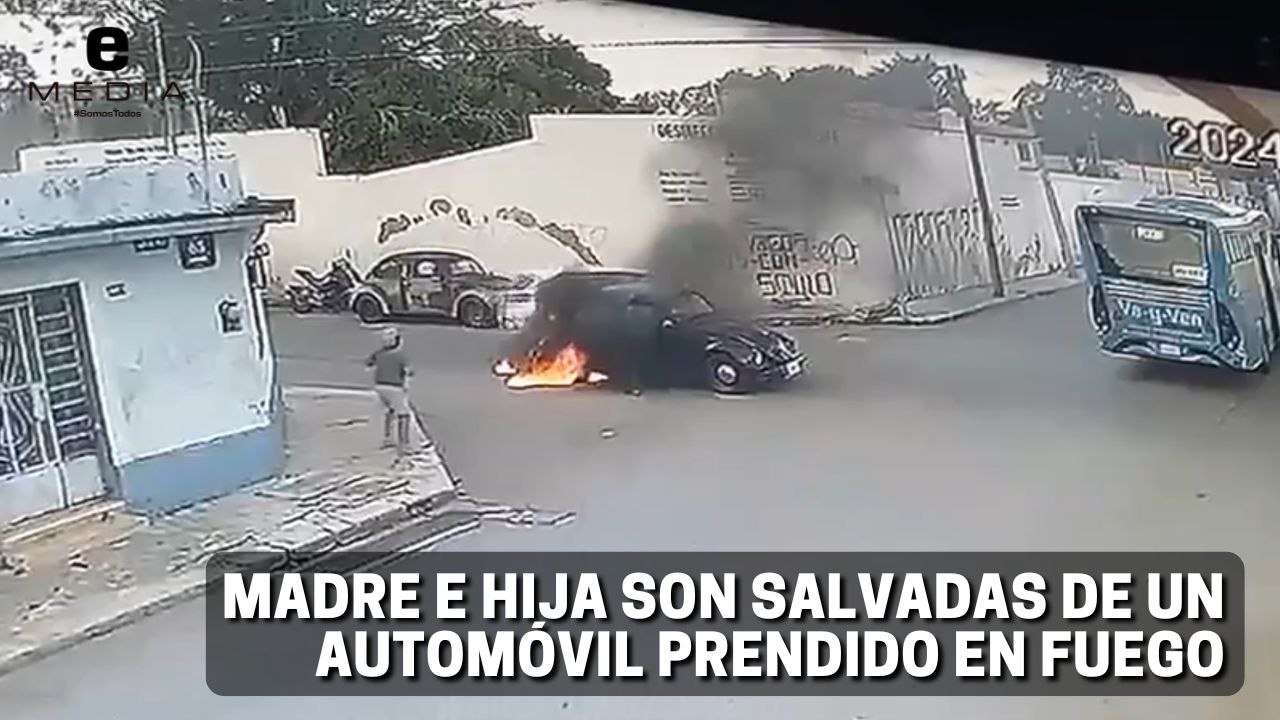 Madre e hija son salvadas de un automóvil prendido en fuego