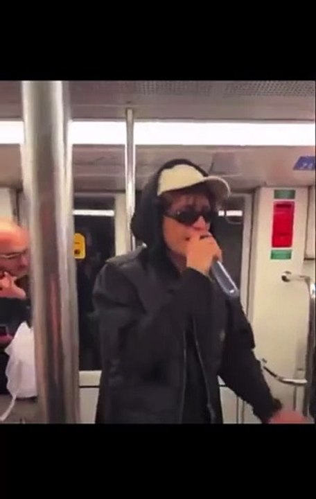 Tananai Performs 'Tango' in Napoletano Incognito on the Subway