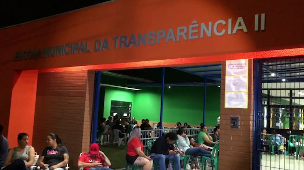 Pais madrugam na fila para garantir vaga em escola de ensino integral em Cascavel