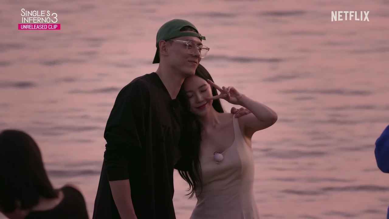 Caught Your Crush Taking a Selfie with Someone Else? 😱 | Single's Inferno 3 on Netflix