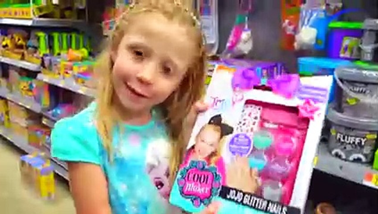 Nastya learns to use children's cosmetics_Low