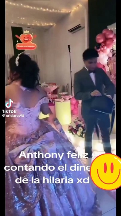 Captan a Anthony muy feliz contando dinero en la fiesta de Layme