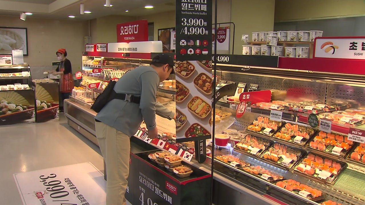 "점심값도 부담돼요"...직장인 도시락·간편식 인기 / YTN