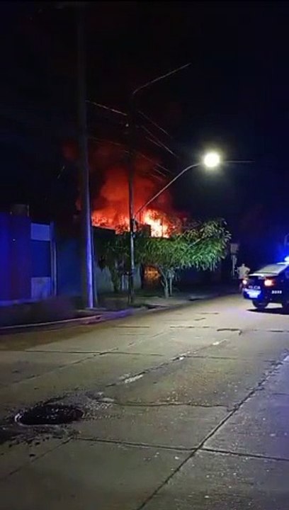 Feroz incendio en calle 25 de mayo de Las Heras