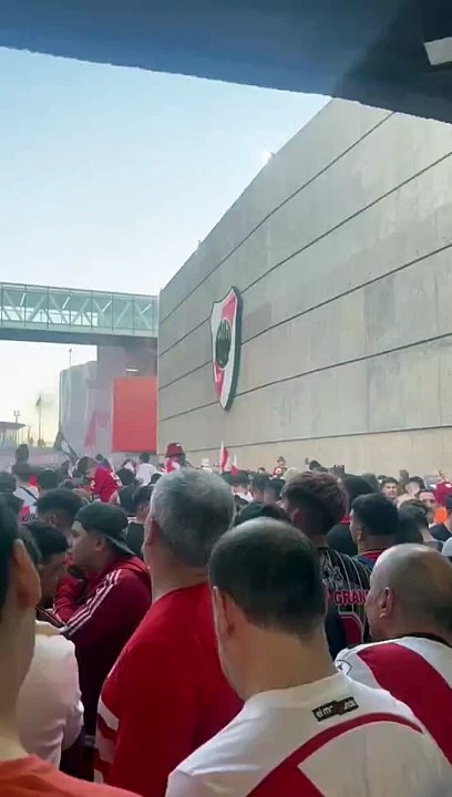 Impactante banderazo de los hinchas de River antes de la revancha con Mineiro