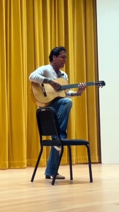 Christian Nodal interpreta 'De los besos que te di' en Harvard