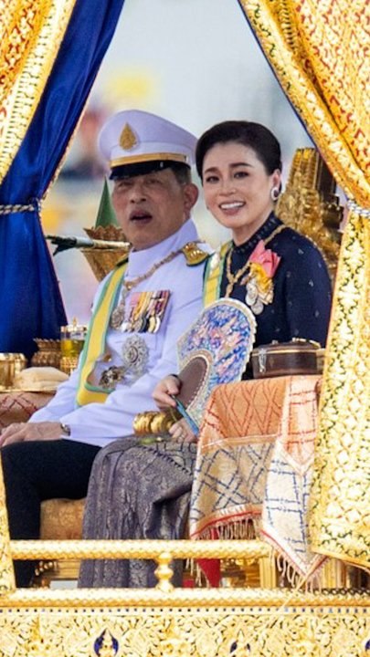 26세 연하 부인과 '황금 바지선'…72세 태국 왕 초호화 생일잔치