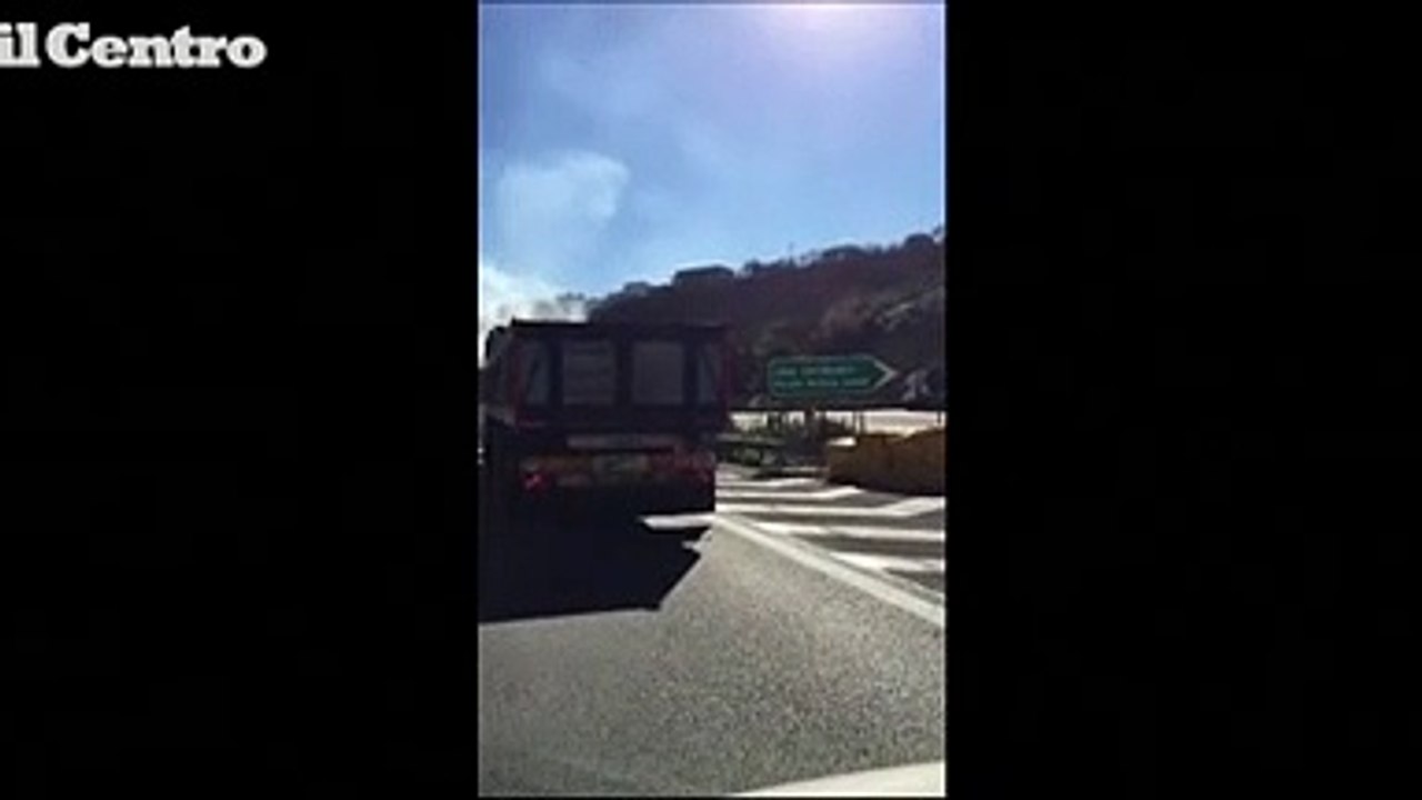 Tir in fiamme in galleria, automobilisti in coda sull'A14