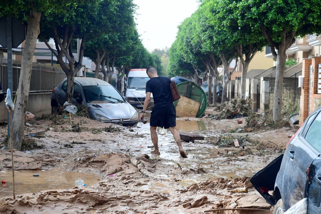 What caused Spain's deadly flash floods?