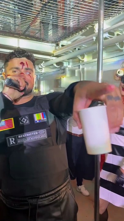 Alex Mendes chante pour Jeremstar à Halloween