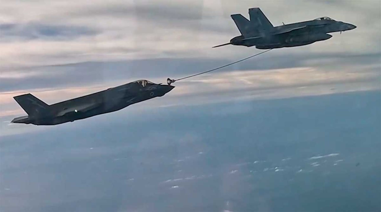 驚異的な映像：米軍のスーパーホーネットが北海上空で英国のF-35Bを空中給油