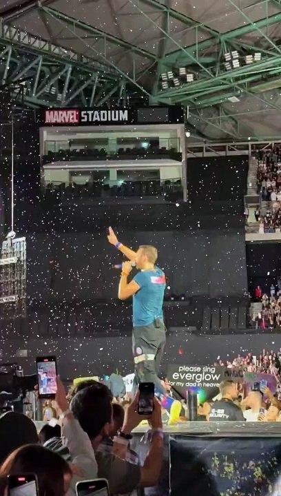 Chris Martin cai em alçapão durante show do Coldplay;