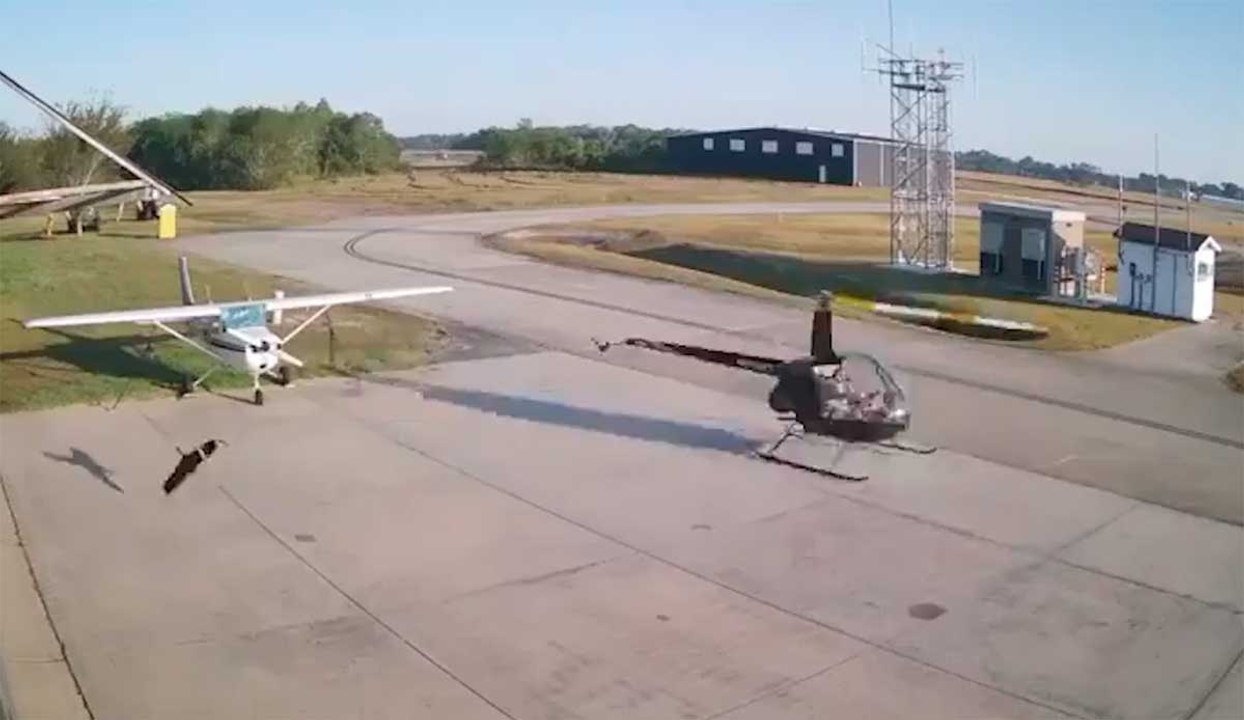 監視カメラが米国空港でのヘリコプター衝突の瞬間を捉える