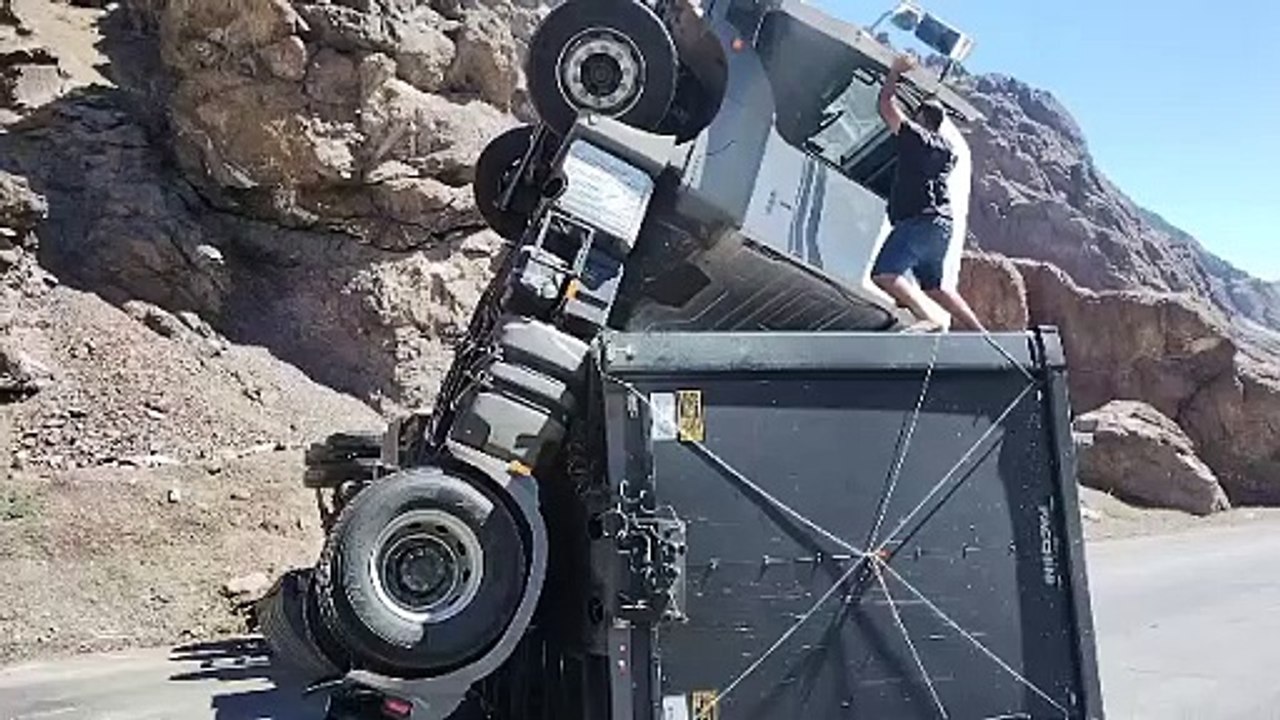 Camión vuelco en los caracoles Chilenos