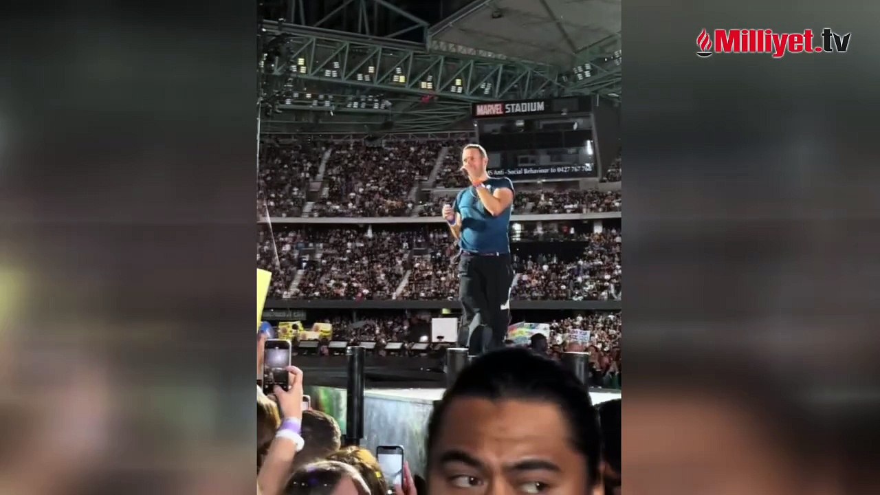 Coldplay solisti Chris Martin, sahnedeki boşluğa düştü