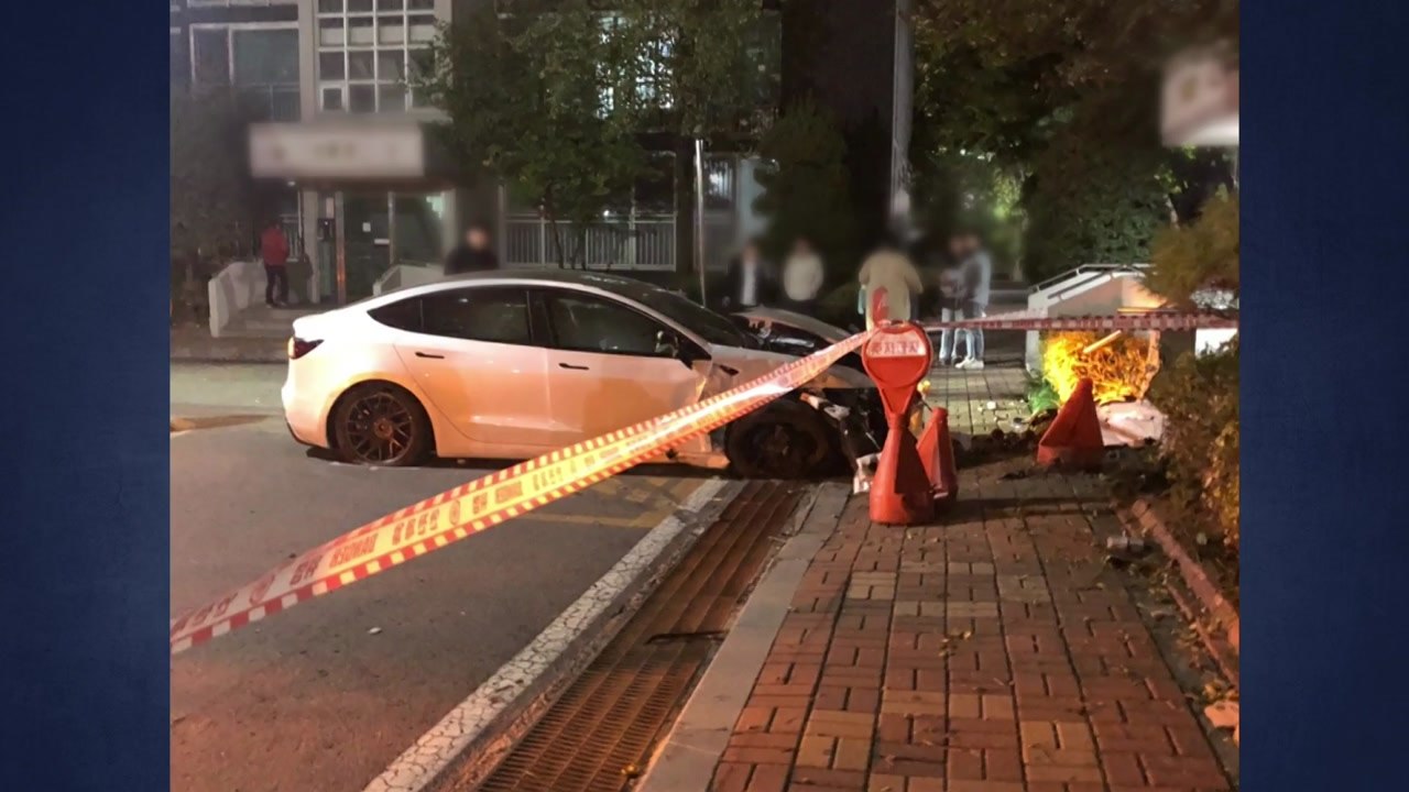 아파트 단지서 테슬라 돌진..."급발진 주장" / YTN