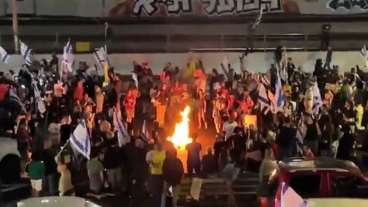 احتجاجات وإغلاق الشوارع في تل أبيب ضد قرار إقالة غالانت