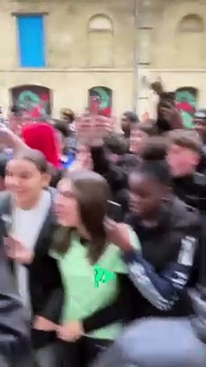 L'arrivée de Werenoi sur sa séance de dédicaces