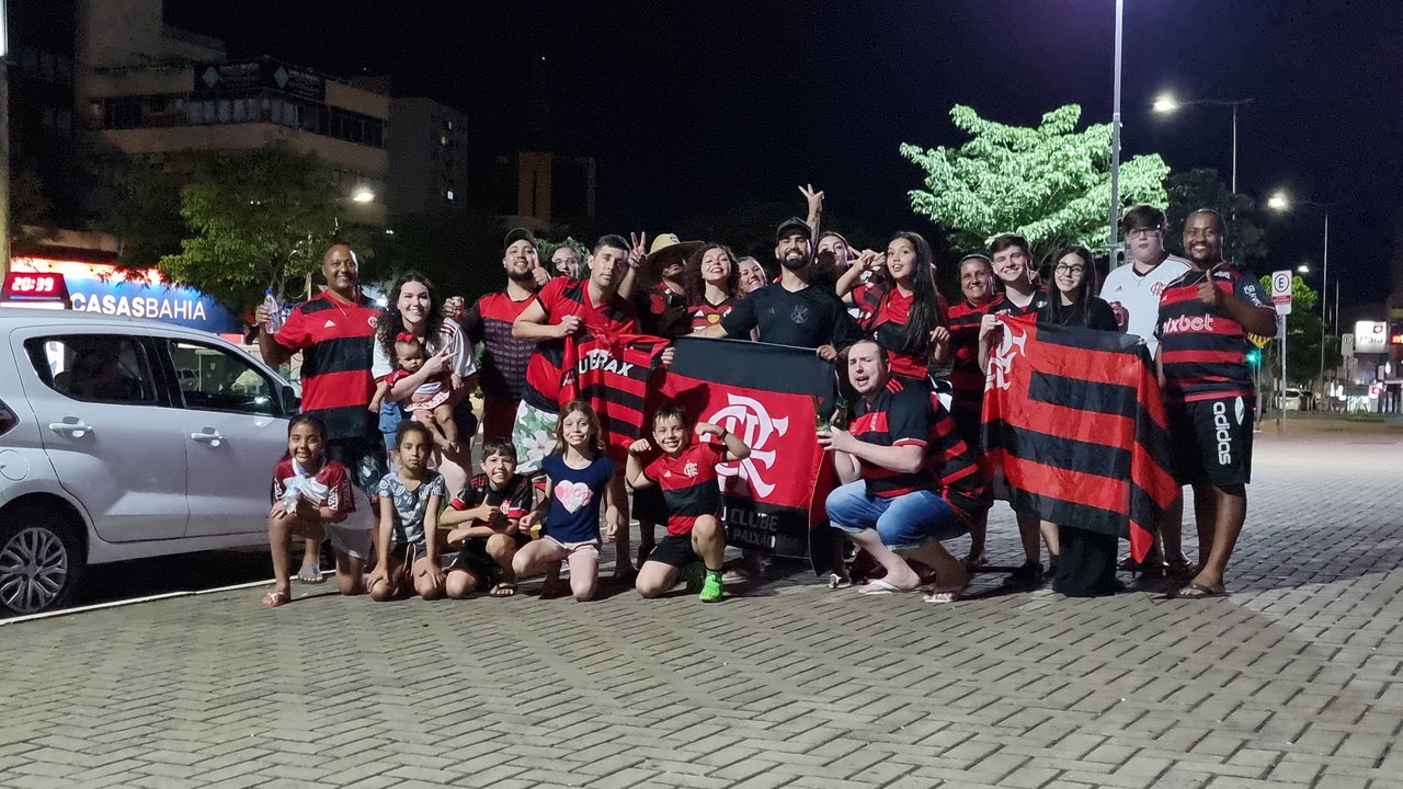 Pequeno grupo de torcedores flamenguistas comemora título da Copa do Brasil em Cascavel