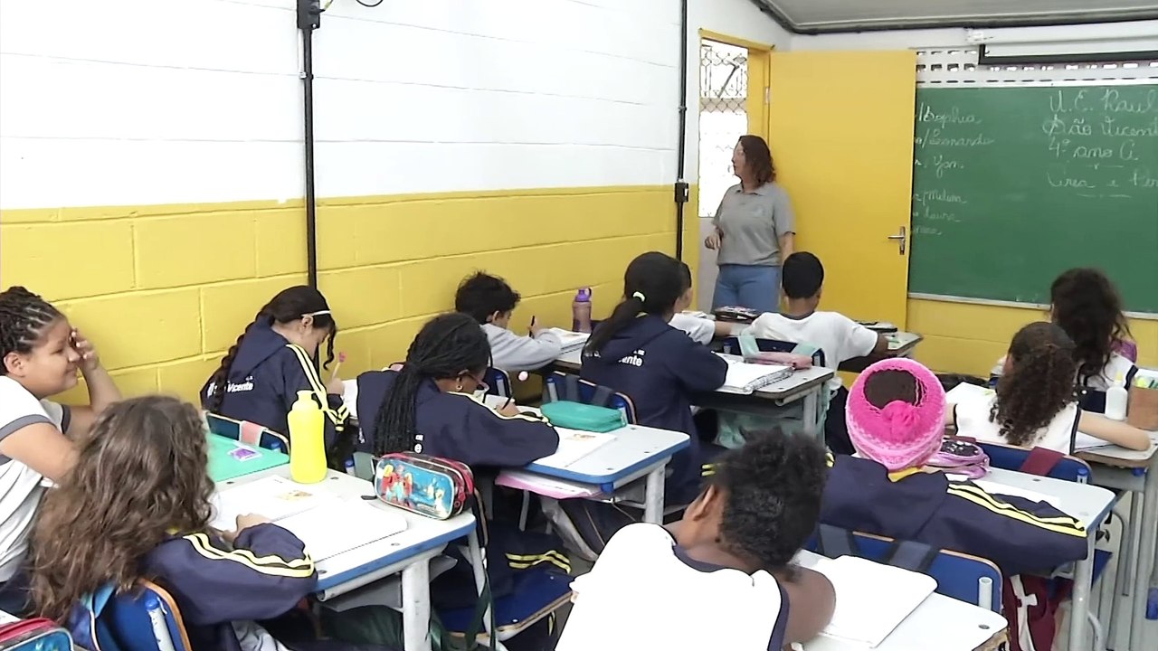 Professores usam reforma na escola para aula de mátematica diferenciada