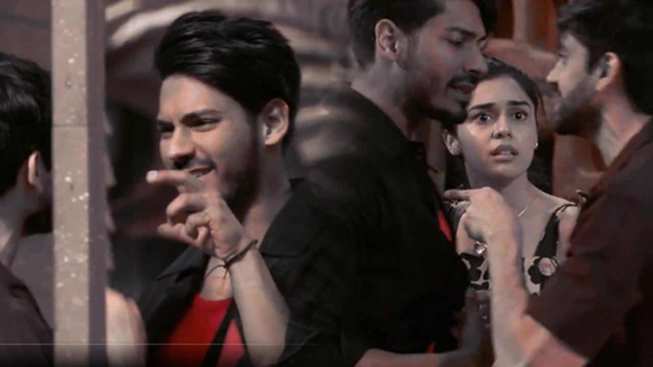 BB18 Today Promo: Avinash Mishra Digvijay Rathee Fight Video पर Public Reaction Viral...