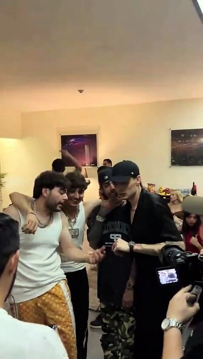 ¡Natanael Cano besa a Peso Pluma!